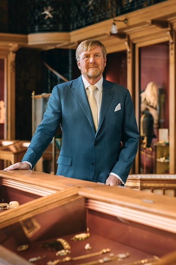 Welkom bij de Koninklijke Verzamelingen! De Koning heet u van harte welkom om online op ontdekkingsreis te gaan door de Koninklijke Verzamelingen, de bijzondere collecties van de Koninklijke familie. Onderzoek, beleef en geniet van het boeiende erfgoed van het Koninklijk Huis en de geschiedenis van Nederland! Meer weten? Zie: https://www.koninklijkeverzamelingen.nl/verhalen/welkom-bij-de-koninklijke-verzamelingen 🎥 Koninklijke Verzamelingen - Jonathan Herman | Koninklijk Huis