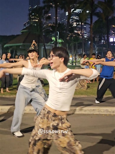 แค่เดินยังสับ สับ สับ สับ!! มุมกล้องเวียนหัวหน่อยนะคะ ถ่ายไปเต้นไป🤣🤣 @apo.diceofficial DICE SO DERN BUSKING 01 #สงกรานต์นี้ต้องโซ๊ะเดิ้น #DICE_โซ๊ะเดิ้น #APOwachirakon #DICE_SONRAY