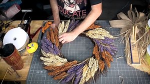 3.9K views · 39 reactions | Raffia bows are a great option for your fall decor, y'all! Check out how Damon makes them and let us know if you plan to give these a try. | DecoExchange | Facebook
