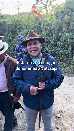 “Mantenimiento que mantiene tu camino seguro” El Sr. Alcalde Municipal Ramón Raymundo Ceto en horas de la madrugada realiza entrega de maquinaria a autoridades del lugar denominado Vatzsaja, sector Xonca, donde trabajos de mantenimiento de camino dieron inicio. #contruyendofuturo