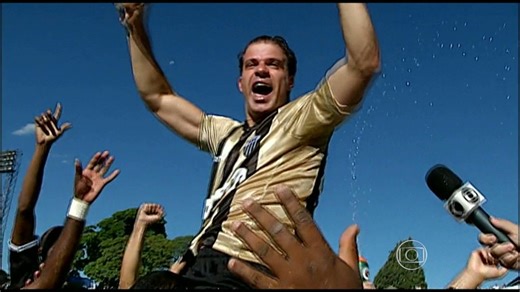 Túlio comemora milésimo gol em jogo pelo Araxá