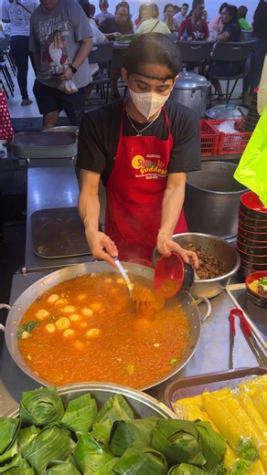 100 Pesos Sotanghon with egg & pork in Quiapo #streetfood #filipinostreetfood #sotanghonsoup #quiapofoodtrip #pinoystreetfood