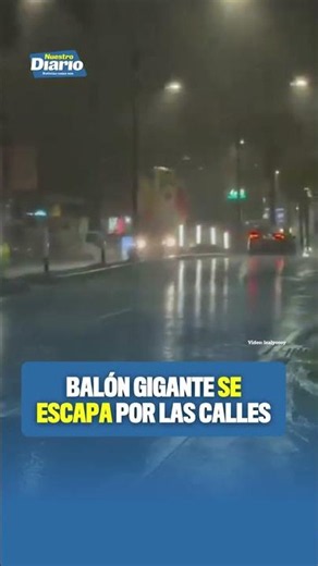 ⚽🌧️ BALÓN GIGANTE SE ESCAPA POR LAS CALLES 🌧️⚽