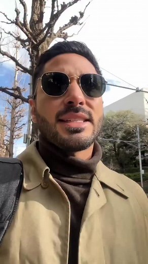 Vas a Japón? 🇯🇵 Te dejo 5 apps que te salvarán la vida. 1. Japan Travel de NAVITIME: Consulta rutas de tren, horarios y lugares turísticos. Muy útil para saber a dónde ir. 2. Kuli Kuli: Traduce cualquier cosa—menús, carteles escritos a mano, productos de tienda, hasta omikuji en templos. Además te da mini explicaciones de los platillos para no pedir algo raro sin querer. 3. Suica o Pasmo: No es exactamente una app, pero la puedes poner en tu celular para pagar trenes, buses y algunas tiendas s