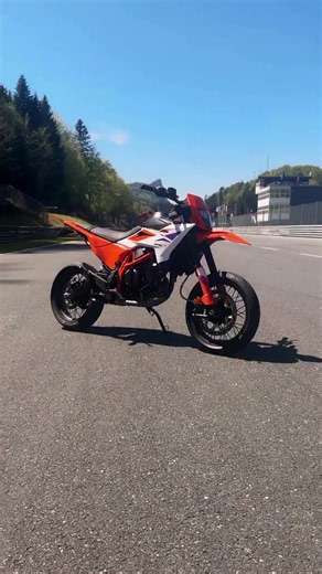 KTM 390 SMC R review — lightweight supermoto power