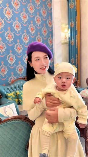 28周早产儿 上个视频有姐妹们问老三叫小呆呆吗，哈哈哈，他不叫小呆呆，他花了20万没报销，自费20万，所以从铁墩改成金墩啦，俺们小名叫金墩墩，哈哈哈#德兰多护肤 #天爱夫妇