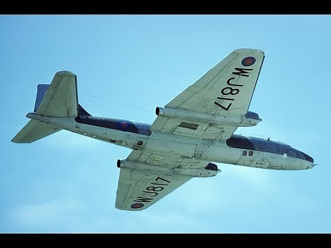 Canberra vs Gloster Meteor - Air Combat 1956