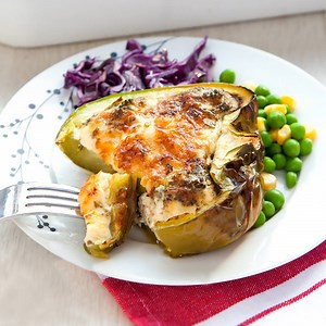 Quick to make, ultra tasty and low carb! Try these pastry-less quiches, made in bell pepper cups! https://www.amummytoo.co.uk/pepperquiche | Emily Leary