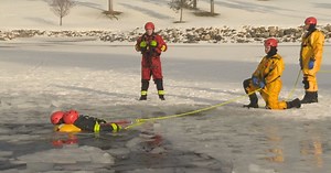 Kelowna Fire Department takes part in ice rescue training - Okanagan | Globalnews.ca