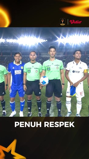 𝗦𝗽𝗼𝗿𝘁𝗶𝘃𝗶𝘁𝗮𝘀 𝗱𝗶 𝗮𝘁𝗮𝘀 𝘀𝗲𝗴𝗮𝗹𝗮𝗻𝘆𝗮 💙👏 Jabat tangan antara Adam Alis dan John Alfarizie menjadi pembuka duel dua tim.