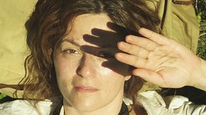 Plötzlich allein: In DIE WAND steht Martina Gedeck vor der inneren und äußeren Herausforderung, in den Bergen zu überleben. Diese Woche wurde die Schauspielerin 55. bit.ly/29J8ebs | ARTHAUS