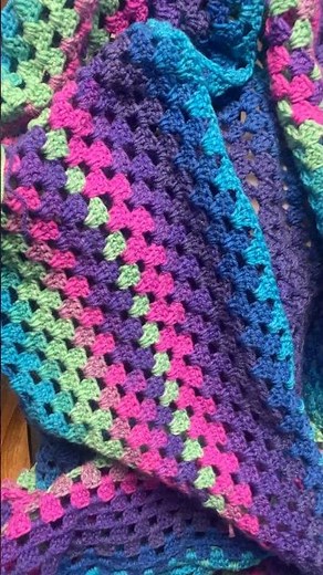 Making Granny Squares Lion Brand Mandala Yarn Learn how #crochet #crochetpattern