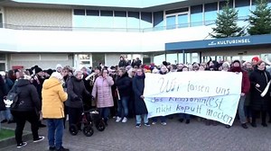 Tradition steht in der Kritik - Borkumerinnen protestieren für Klaasohm-Fest