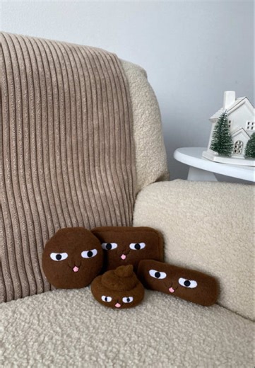 💩 Tiny, funny, and weirdly adorable! This is a handmade plush poop — soft, cute, and made with love 🧵✨ 😄 Perfect as a gag gift, desk buddy, or just to make people smile 🧸 I can make one especially for you — custom order available 🛒 Buy it via the link in my bio #foryou #plushie #viral #cute #fyp