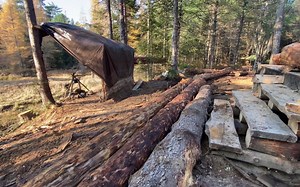 【原始木屋】288. 地基抹墙和木屋的第二根原木 Parging the Foundation, 2nd Log Course, Building an Off