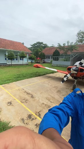 taruna/i melaksanakan ground run dengan didampingi oleh guru” yang sudab berpengalaman, jadi bagaimana sudah tidak ragu kan untuk bergabung disekolah kami ?segera lah bergabung di SMK Penerbangan Angkasa 2 kalijati Lanud Suryadarma subang. #smkpenerbangan #smkpenerbanganangkasa #smkpenerbangansubang #sekolahangkasa#smkpenerbanganlanudsuryadarma #fyp#masukberanda