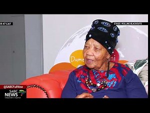 Ouma Katrina Esau receives Nluu and Nama dictionary