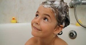 Eine Mutter Wäscht Ihre Töchter Mit Den Händen Im Badezimmer. Stock Video - Video von kindheit, familie: 284246193