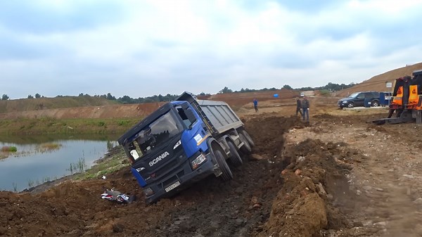Rescuing a Turned-Over Scania Dump Truck: A Brave Journey Through the Mine
