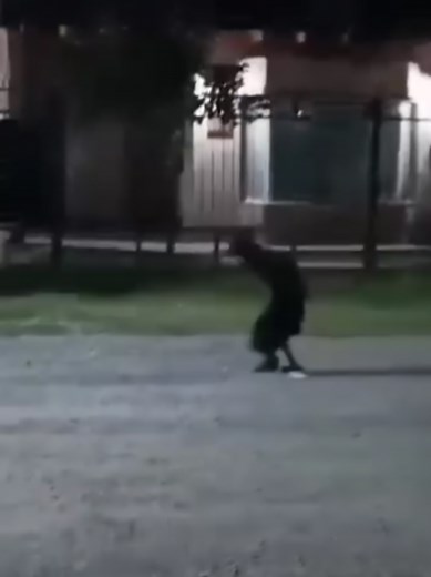 ¿Es una bruja en Cinco Saltos? El video que asusta