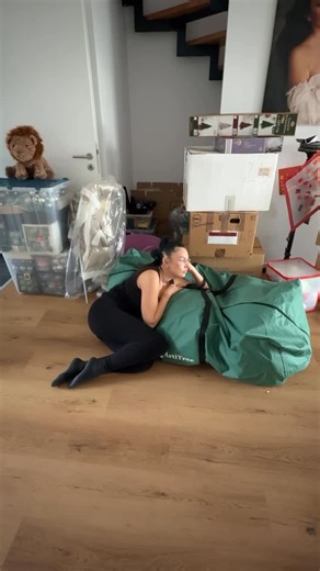 Angelique Strauß on Instagram: "Der Umzug liegt nun vier Wochen zurück. Die letzten Kartons werden ausgepackt, der letzte Schritt ist getan. Und plötzlich… wird es still. Keine To-do-Listen mehr, kein Chaos mehr – nur ich, die Kinder und der neue Alltag. Und genau jetzt ist es am schwersten. Denn wenn alles zur Ruhe kommt, kommen die Fragen: War das die richtige Entscheidung? Werde ich das wirklich schaffen? Die ehrliche Antwort? Ich weiß es nicht immer. Aber: Ich weiß, dass ich stark bin. Und i