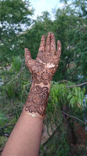 Hennaholic✨️🌿 on Instagram: "#hennaholic #hennadiaries #artstudio #love . .✨️💗"