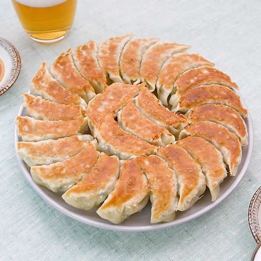 旨味たっぷり♪ たっぷり白菜の焼き餃子のレシピ動画・作り方 | デリッシュキッチン