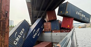 Spektakulärer Unfall in Neuss: Containerschiff knallt gegen Hafenbrücke