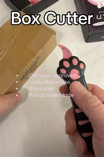 Cat claw–shaped box cutter with a retractable blade. Compact utility knife designed for opening packages. #boxcutter #utilityknife #desktools #catlovers #giftfinds