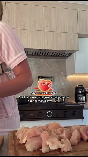 Scotty making Chicken Alfredo pasta for Lemmy - couple cooking moment