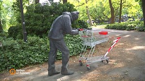 Seit ein paar Tagen steht ein Mann aus Bronze am Wall. Er schiebt einen echten Einkaufswagen aus dem Supermarkt. Woher kommt die Statue? | buten un binnen