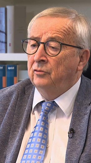 Jean-Claude Juncker: Spiert keng direkt Menace vum Putin vis-à-vis vun Europa, mä "ech warne mech selwer". Et gëtt quasi keen Dag ouni Neiegkeete vun der Trump Administratioun, iwwert déi an Europa net de Kapp gerëselt gëtt. Zu de rezentsten Aussoen gehéieren déi, datt den ukrainesche President Selenskji en Diktator wier, datt d'USA Entschiedegungen vu Kiew fir den Asaz vu Waffe géife verlaangen an et fält ëmmer méi op, datt den Trump dem Putin säin Narrativ iwwerhëlt. De kompletten Interview fa