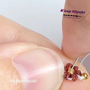 Tutorial de hoy, florecitas sencillas pero hermosas 🩷🌸🌸 #pulserasmiyuki #pasoapaso #tutorialmiyuki #florecitas | K'aap Miyuki, bisuteria artesanal