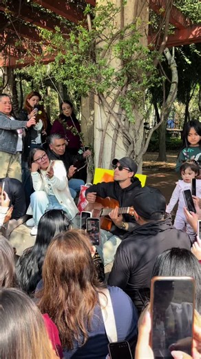 Cantando “Princesa de la Noche” en el parque. | meet and greet