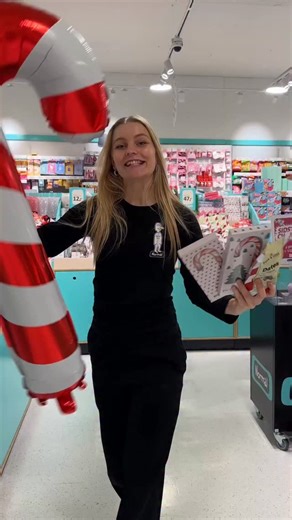 Julestemningen er ekstra sprød i NORMAL! ✨🎄 I år er hylderne fyldt med alt, hvad du kan drømme om med candy canes – og lidt til! 🍬❤️ #normaldk #candycanes #christmas #jul | Normal