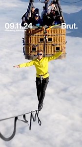 306K views · 2.8K reactions | Marcher sur un câble à 2500m d’altitude entre deux montgolfières, c’est l’exploit que viennent de réaliser les allemands Friedi Kuehne et Lukas Irmler ! Tout ça, au dessus des nuages ☁️ | Brut | Facebook