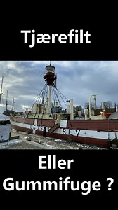 Tjærefilt 👍 eller Gummifuge 😠 ? Se eksempel på tjærefilt til sidst i videoen. Vi støder tit på reparationer med gummifuge i træskibe og oftest er resultatet helt galt. | Søfart og maritime Håndværk, Nationalmuseet