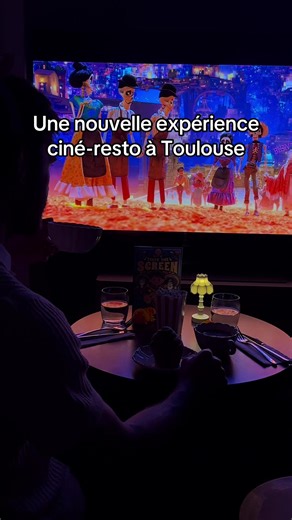 On a découvert la nouvelle expérience immersive ciné-resto sur le film Coco par @Taste The Screen à Nantes ! 😍✨ 👉 c’est un repas basé sur des films cultes avec les plats servis en même temps que la scène à l’écran ! ⚠️ sur réservation uniquement. Lien en bio pour réserver ! #tastethescreen #toulouse #restauranttoulouse #activitetoulouse #toulousefood