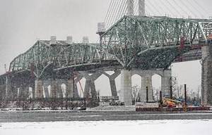 Ancien pont Champlain: le démantèlement de la structure métallique a commencé