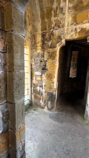 Caernarfon Castle is a massive medieval fortress located in Caernarfon, northwest Wales. Built by King Edward I of England beginning in 1283, it was part of his “iron ring” of castles designed to establish English control over Wales. Unlike many purely military castles, Caernarfon was also intended to impress; its polygonal towers, banded stonework, and imposing walls were inspired in part by the fortified cities of the Byzantine Empire. The castle sits strategically on the banks of the River Se