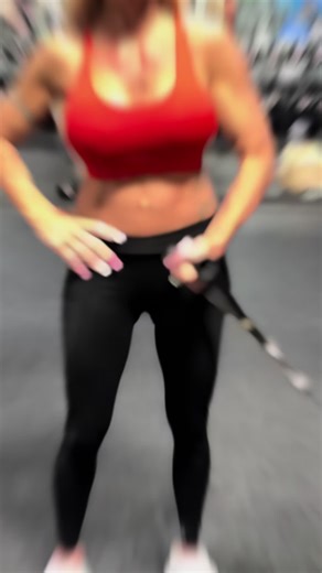 Working the outside and inside of the bicept as well as reverse curl. I was in the gym late last night, but you gotta get it in. #bigbicepsworkout #bicepchallenge #bicepsday