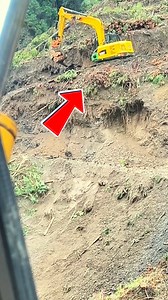 ⚠️ RETROEXCAVADORA ORUGA SE DESPLOMA Y COMIENZA A HUMEAR 🚨 Este accidente catastrófico muestra exactamente por qué la evaluación de terreno es crítica antes de operar maquinaria pesada en zonas inestables. La retroexcavadora sobre orugas que pesa fácilmente veinte toneladas estaba transitando por un camino con pendiente cuando el suelo cede completamente bajo su peso masivo. Las orugas pierden tracción instantáneamente y la máquina empieza a deslizarse lateralmente sin posibilidad de control po