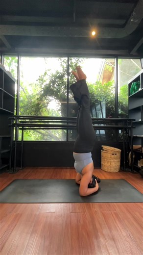 practice after class >>> #yoga #yogatok #yogaflow #headstand