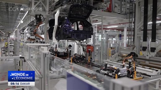 Les actions automobiles allemandes en hausse après la confirmation d'un taux de droits de douanes de 15 % L'administration Trump a déclaré avoir officiellement mis en œuvre l'accord commercial conclu entre Washington et l'Union européenne (UE), confirmant un taux de droits de douane de 15 % sur les automobiles et les pièces automobiles de l'UE, applicable depuis le 1er août. Les actions des constructeurs automobiles allemands ont augmenté après cette annonce. Le département américain du Commerce