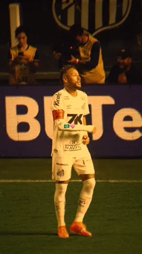 🤍 on Instagram: "Chi aboni m3ak 🙏😍 . . 1997년 개봉한 영화 Titanic은 잭과 로즈의 운명적인 사랑을 통해 비극 속에서도 오래 남 는 감정의 깊이를 보여주는 작품입니다. 화려한 연출보다 인물의 감정에 더 집중한 제임스 카메론 감독의 스타일은 지금 다시 봐도 묘하게 가슴을 울리죠. 배가 침몰하는 장면이 아 .닌, 두 사람이 서로를 바라보던 순간들이 더 강하게 기억에 남는 영화이기도 합니다 이 감정을 완성해주는 곡이 바로 셀린 디온의 *"My Heart Will Go On"*입니다. 처음 들 으면 잔잔한데, 어느 순간 자연스럽게 가슴이 벅차오르는 느낌을 줍니다. 특히 후반부의 고조되는 보컬은 영화 속 잭과 로즈의 마지막 장면과 겹쳐지면서 괜히 마음이 서늘해지기 도 하고요. 많은 분들이 "이 노래가 나오면 왜 그 장면이 자동으로 떠오르는지 모르겠 다"고 말하는데, 그만큼 영화와 음악이 자연스럽게 얽혀 있는 곡입니다. 1998년 아카데미 주제가상을 