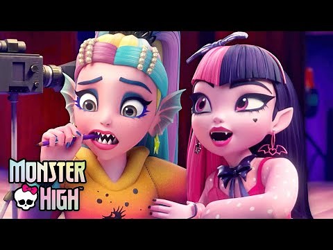Draculaura Steals the Show From Lagoona! | Monster High