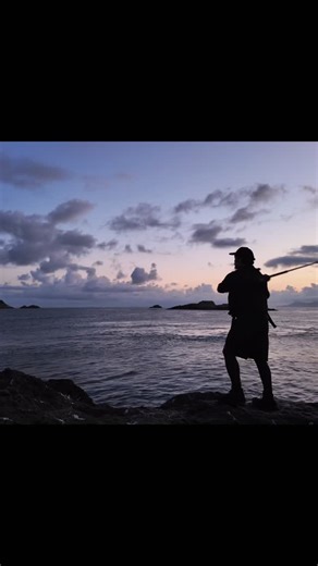 Almost got sharked without even knowing😂 Thought another kingfish was trying to steal the lure with that weird move. Hooked in a risky zone but kept the angle right and landed it clean. Never expected the shark to show up though, haha 人間が行って欲しくない場所があれば、何がなんでもそこを目指すのがヒラマサ… どうせ行かれるなら、角度に余裕があるうちにすんなり行かせた方が楽に対処できる。変に粘ってヤバい角度でやり合っても、十中八九勝てないっす かかってる魚以外の魚影は見えたんだけど、映像を見返すまでそれがサメだったとは気づかなかった。食われなくてよかった笑 #fishing #fishinglife #yellowtail #kingfish #offtherocks #daiwa #saltiga #釣り #ヒラマサ #ロックショア | Ryota F