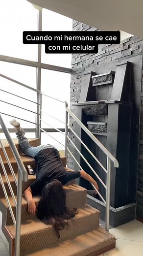 Hilarious Staircase Prank with Sibling Reactions
