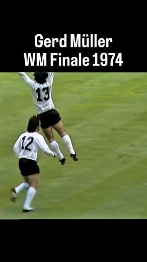 WM Finale 1974: Gerd Müller der Bomber der Nation mit einer Weltklasse Leistung und dem 2:1 Siegtreffer gegen die Niederlande. Es sollte die Nacht von Deutschlands zweitem Weltmeistertitel werden! Und das auch noch ausgerechnet als Gastgebernation im Olympiastadion in München! Die gesamte Mannschaft: - Sepp Maier (FC Bayern München)- Wolfgang Kleff (Borussia Mönchengladbach)- Norbert Nigbur (FC Schalke 04). - Franz Beckenbauer (FC Bayern München)- Paul Breitner (FC Bayern München)- Horst-Dieter 