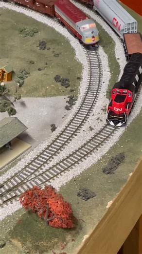 HO Scale CN Locomotive Reversing #upthehill #trains #model #scalemodel #locomotive #hobby